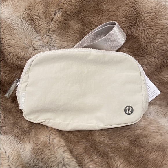 LULULEMON ✨ NwT ✨ White Opal Everywhere Belt Bag​​​​​​ - Picture 2 of 7